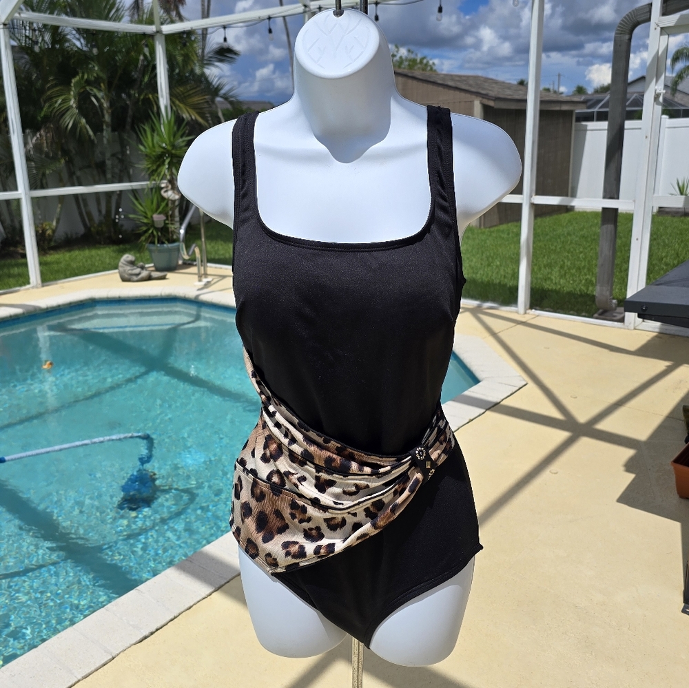 NWOT Roxanne Bra Sized 12/36D Animal Print Ladies Swimsuit